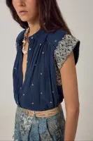 KARINA_sleeveless_shirt